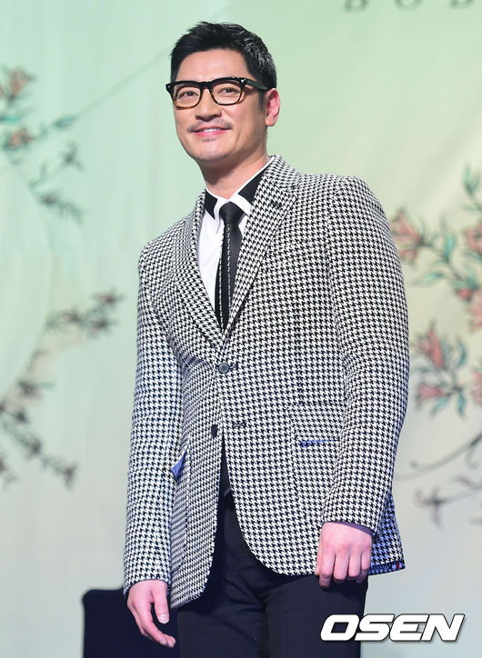 4년 만에 컴백한 '소울 대부' 바비킴 정규 4집 쇼케이스가 22일 오전 서울 잠원동 더 리버사이드호텔에서 진행됐다. <br /><br />바비킴이 포토타임을 하고 있다.<br /><br />바비킴은 앨범 전체 프로듀싱을 맡았으며 이적이 작사를 맡은 타이틀곡은 '사과'는 애절함이 묻어나는 발라드 곡으로 트럼펫 연주자인 바비킴의 아버지 김영근의 연주가 애잔함을 더했다.<br /><br />한편, 바비킴은 앨범 발매 전 데뷔 첫 앨범 쇼케이스를 갖고 본격적인 활동을 펼친다.