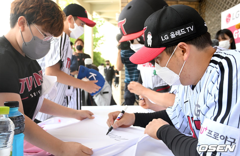 어린이날을 맞아 LG 김현수와 박해민이 어린이들에게 팬사인회를 진행하고 있다. 2022.05.05 / dreamer@osen.co.kr