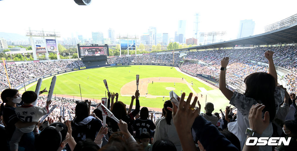 5일 서울 잠실야구장에서 ‘2022 신한은행 SOL KBO리그’ LG 트윈스와 두산 베어스의 경기가 열렸다.만원 관중에 육박한 잠실야구장에서 야구팬들이 경기를 즐기고 있다. 2022.05.05 / dreamer@osen.co.kr