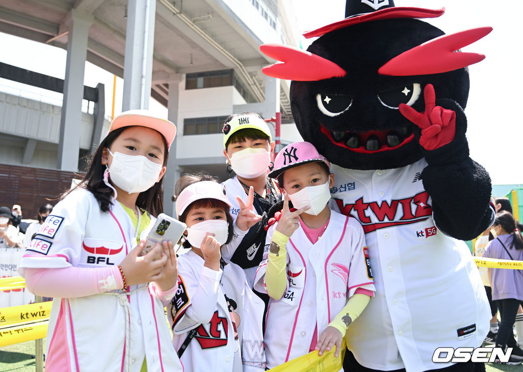 경기장을 찾은 어린이들이 마스코트와 함께 기념촬영을 하고 있다. 2022.05.05 /ksl0919@osen.co.kr
