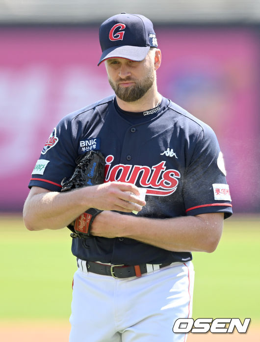 5일 오후 수원 KT위즈파크에서 ‘2022 신한은행 SOL KBO 리그’ KT위즈와 롯데 자이언츠의 경기가 열렸다.1회말 무사 만루 롯데 선발 스파크맨이 강판되고 있다. 2022.05.05 /ksl0919@osen.co.kr