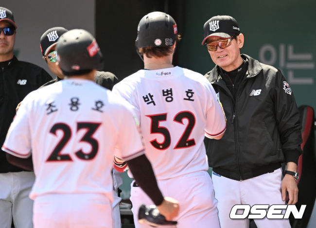 5일 오후 수원 KT위즈파크에서 ‘2022 신한은행 SOL KBO 리그’ KT위즈와 롯데 자이언츠의 경기가 열렸다.1회말 무사 만루 KT 박병호가 선취 만루홈런을 날린 뒤 더그아웃에서 이강철 감독과 하이파이브를 하고 있다. 2022.05.05 /ksl0919@osen.co.kr
