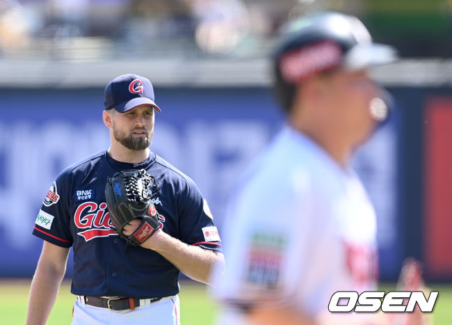 5일 오후 수원 KT위즈파크에서 ‘2022 신한은행 SOL KBO 리그’ KT위즈와 롯데 자이언츠의 경기가 열렸다.1회말 무사 만루 롯데 선발 스파크맨이 KT 김병희에게 몸에 맞는 볼 허용, 실점을 하고 있다. 2022.05.05 /ksl0919@osen.co.kr