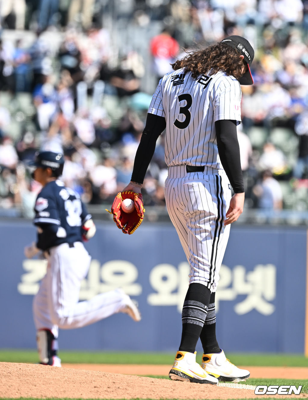 5회초 무사 선두타자로 나선 두산 김재환에게 우월 솔로포를 내준 LG 선발 켈리가 아쉬워하고 있다. 2022.05.05 / dreamer@osen.co.kr