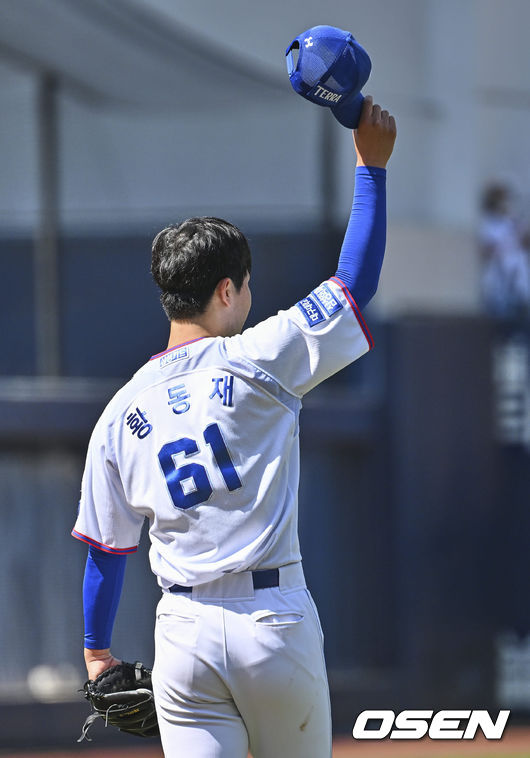 삼성 라이온즈 황동재가 3회초 NC 다이노스 박민우의 안타성 타구를 몸을 날려 잡은 김현준에게 인사를 하고 있다. 2022.05.05 / foto0307@osen.co.kr