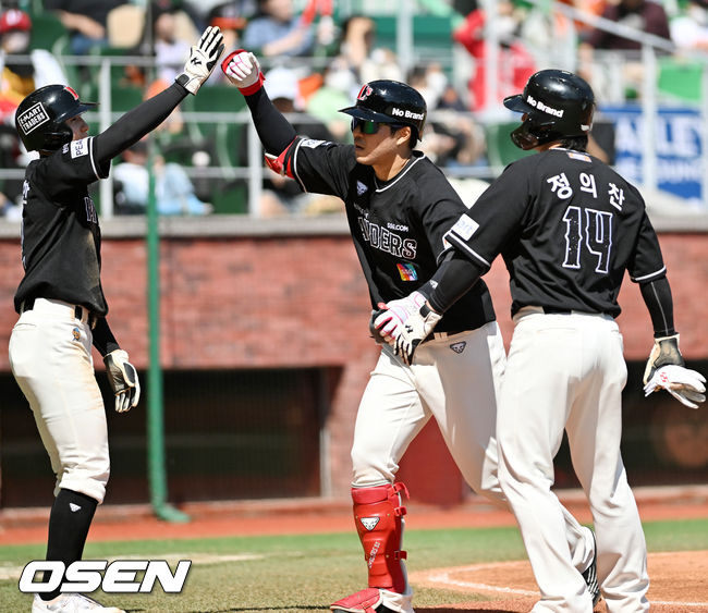 2회말 1사 주자 1,2루 SSG 한유섬이 우월 스리런 홈런을 날린 후 홈을 밟으며 세리머니를 하고 있다. 2022.05.05 /rumi@osen.co.kr