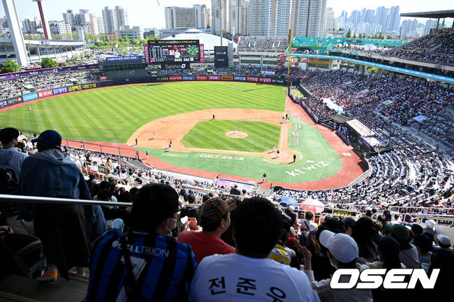 5일 오후 수원 KT위즈파크에서 ‘2022 신한은행 SOL KBO 리그’ KT위즈와 롯데 자이언츠의 경기가 열렸다.어린이날을 맞아 만원관중이 야구장을 찾았다. 2022.05.05 /ksl0919@osen.co.kr