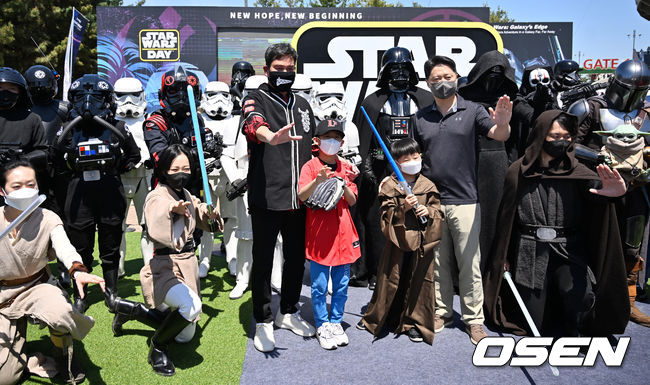 정용진 구단주과 월트디즈니 아태지역 총괄 사장이 포토타임을 갖고 있다. 2022.05.05 /rumi@osen.co.kr