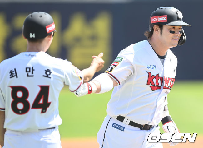 5일 오후 수원 KT위즈파크에서 ‘2022 신한은행 SOL KBO 리그’ KT위즈와 롯데 자이언츠의 경기가 열렸다.1회말 무사 만루 KT 박병호가 선취 만루홈런을 날린 뒤 최만호 코치와 기쁨을 나누고 있다. 2022.05.05 /ksl0919@osen.co.kr