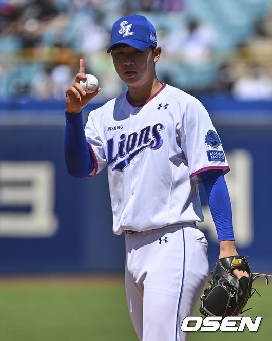 삼성 라이온즈 선발투수 황동재가 사인을 보내고 있다. 2022.05.05 / foto0307@osen.co.kr
