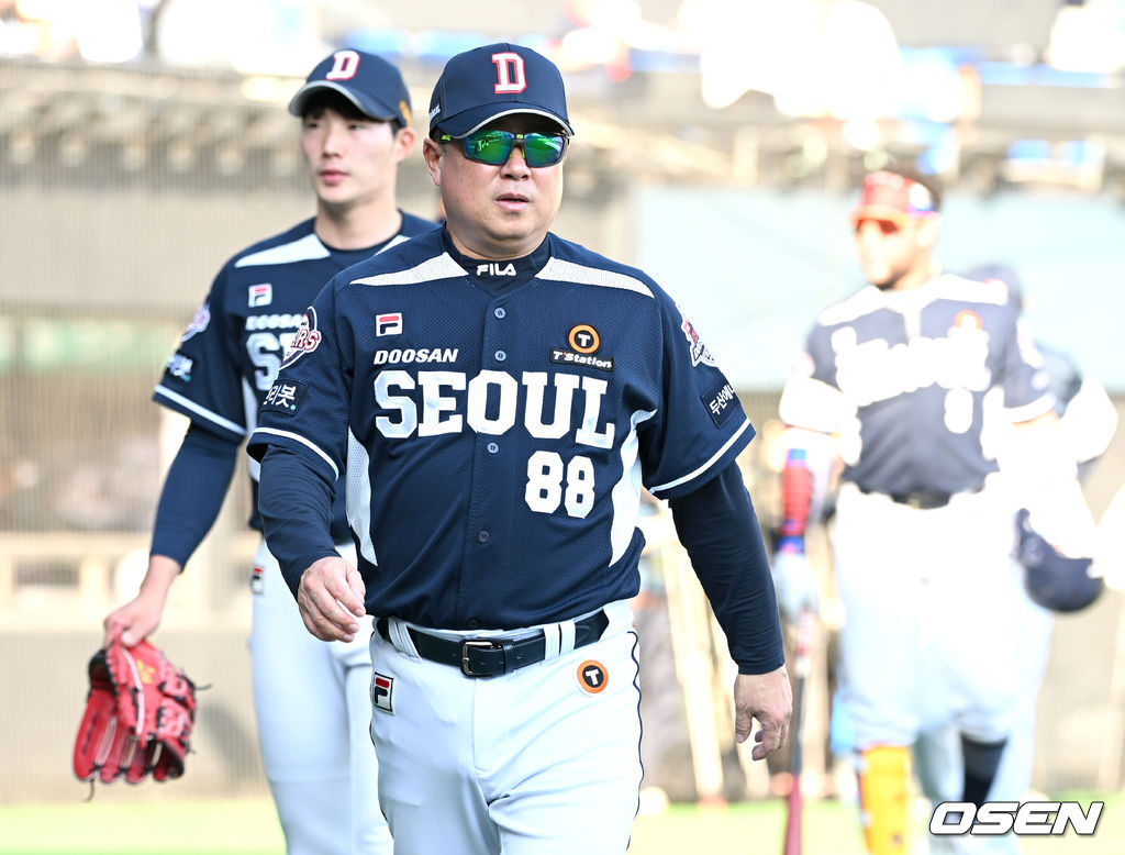 경기를 마치고 승리한 두산 김태형 감독을 비롯한 코칭스태프와 선수들이 그라운드를 빠져나가고 있다. 2022.05.05 / dreamer@osen.co.kr