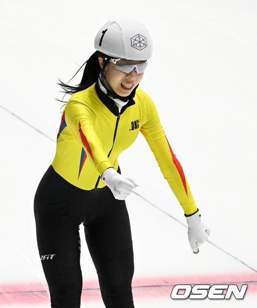여자 500m 결승에서 김건희(단국대)가 1위로 결승선을 통과하며 기뻐하고 있다. 2022.05.04 /jpnews@osen.co.kr