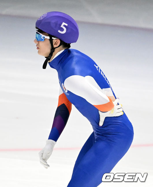 남자 500m 결승을 앞두고 박장혁(스포츠토토)이 경기를 준비하고 있다. 박장혁은 준결승전에서 스케이트 날에 유니폼과 등 부위가 찢어지는 부상을 당했다. 이에 유니폼에 반창고를 붙이고 경기에 나섰다. 2022.05.04 /jpnews@osen.co.kr