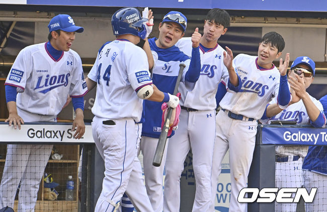 삼성 라이온즈 오재일이 7회말 솔로 홈런을 치고 하이파이브를 하고 있다. 2022.05.05 / foto0307@osen.co.kr