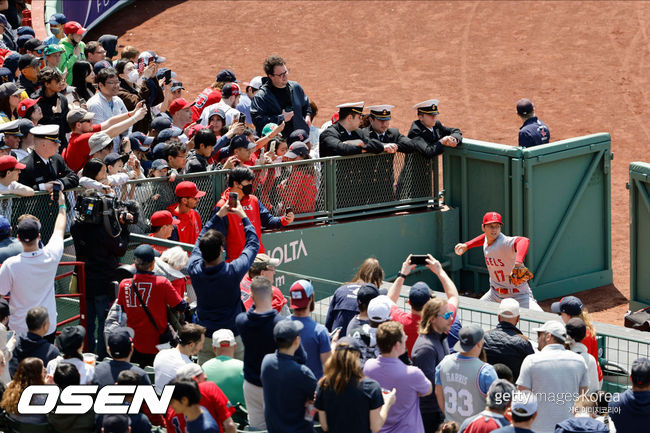 [사진] 펜웨이파크 보스턴 관중들이 경기 전 오타니 쇼헤이의 불펜 투구를 지켜보고 있다. ⓒGettyimages(무단전재 및 재배포 금지)