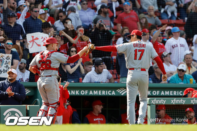 [사진] 오타니 쇼헤이(오른쪽)가 7회 이닝을 마친 뒤 포수 맥스 스태시와 기뻐하고 있다. ⓒGettyimages(무단전재 및 재배포 금지)