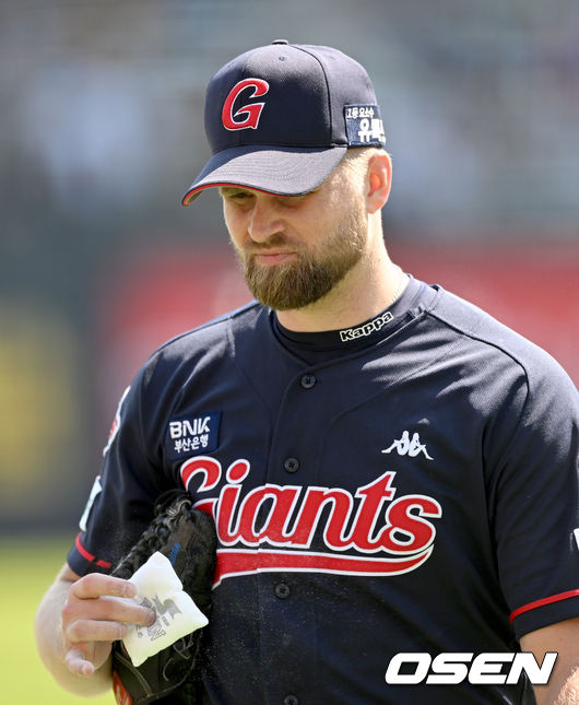 5일 오후 수원 KT위즈파크에서 ‘2022 신한은행 SOL KBO 리그’ KT위즈와 롯데 자이언츠의 경기가 열렸다.1회말 무사 만루 롯데 선발 스파크맨이 강판되고 있다. 2022.05.05 /ksl0919@osen.co.kr