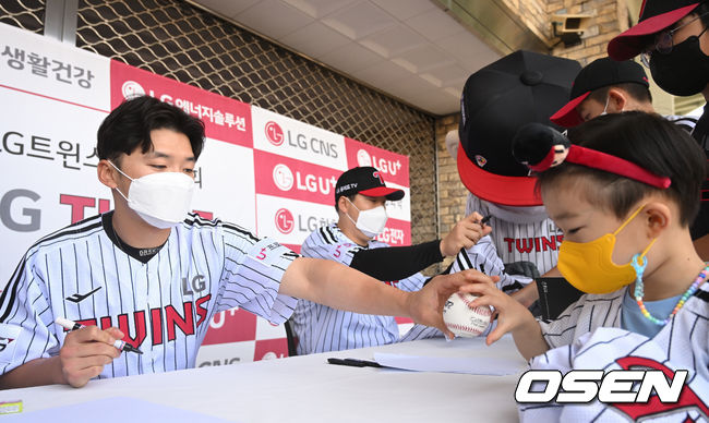 어린이날을 맞아 LG 김현수와 박해민이 어린이들에게 팬사인회를 진행하고 있다. 2022.05.05 / dreamer@osen.co.kr