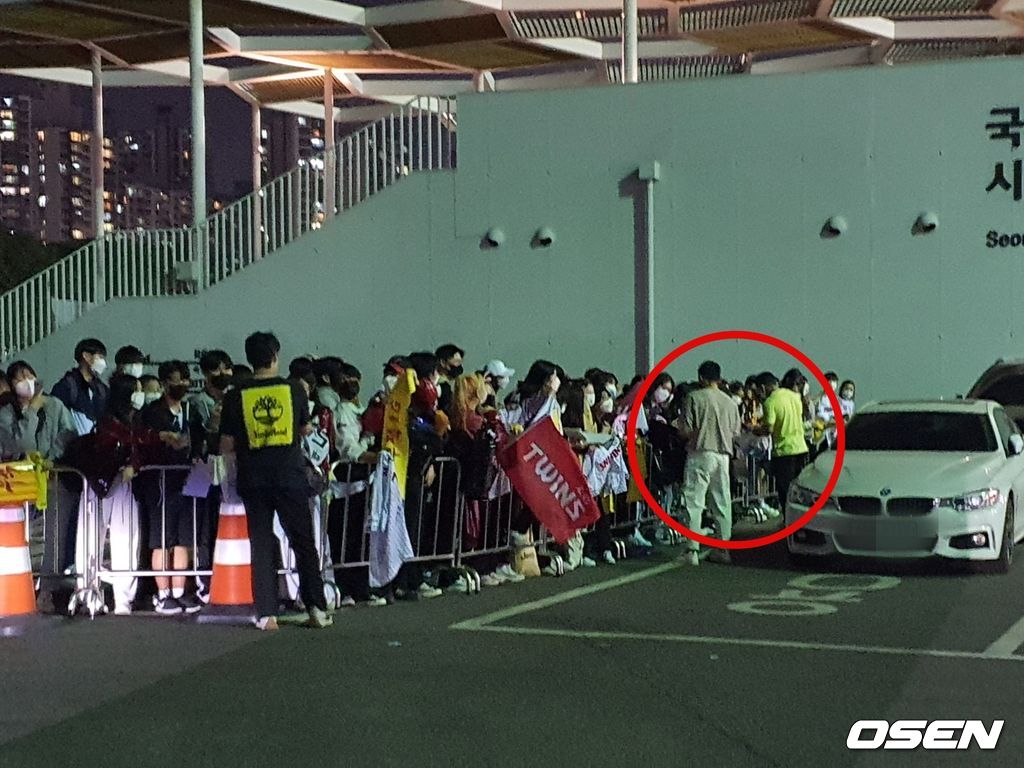 지난 4일 밤 11시 무렵, LG 문성주 등 2명의 선수가 팬들에게 사인을 해주고 있다. /orange@osen.co.kr