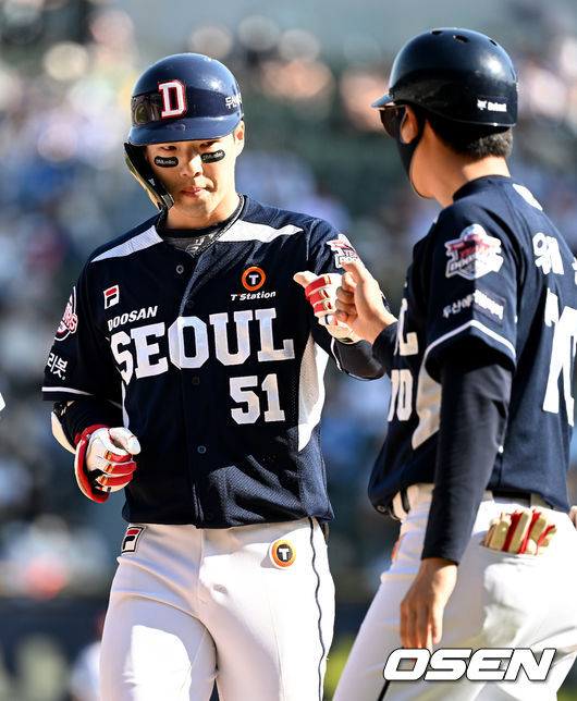 5일 LG 트윈스-두산 베어스의 경기. 6회초 선두타자로 나선 두산 조수행이 안타를 날리고 1루에 안착해 유재신 코치와 인사를 나누고 있다. 2022.05.05 / dreamer@osen.co.kr