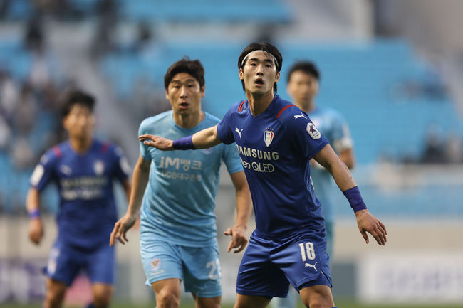[사진] 수원삼성 김태환과 대구FC 이근호 / 한국프로축구연맹 제공.