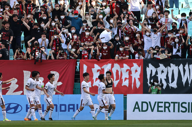 [사진] 득점 후 세레머니를 펼치고 있는 FC서울 선수단 / 한국프로축구연맹 제공.