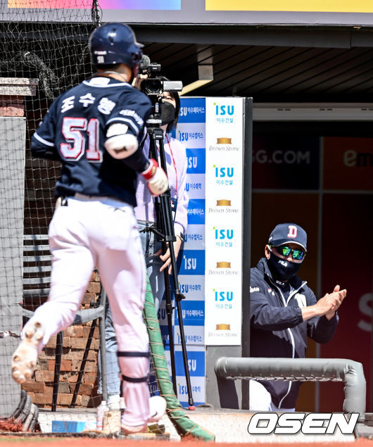 1일 오후 인천 미추홀구 SSG 랜더스필드에서 ‘2022 신한은행 SOL KBO리그’ SSG 랜더스와 두산 베어스의 경기가 열렸다. 2회초 1사 두산 조수행이 솔로 홈런을 날린 뒤 더그아웃에서 김태형 감독과 기쁨을 나누고 있다. 2022.05.01 /ksl0919@osen.co.kr