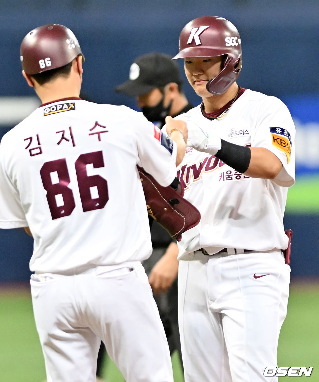 4회말 2사 주자 1,2루 키움 박찬혁이 좌중간 2타점 적시 2루타를 날린 후 2루에서 기뻐하고 있다. 2022.05.06 /rumi@osen.co.kr