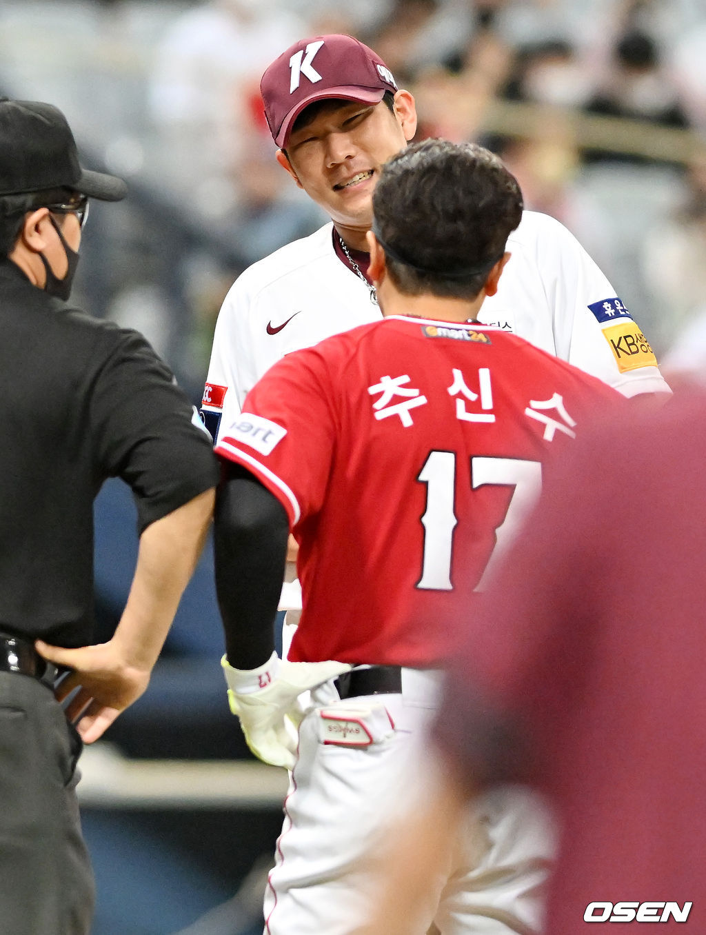 1회초 SSG 선두타자 추신수의 타구에 맞은 키움 선발 정찬헌이 고통을 호소하자 추신수가 다가가 확인을 하고 있다. 2022.05.06 /rumi@osen.co.kr