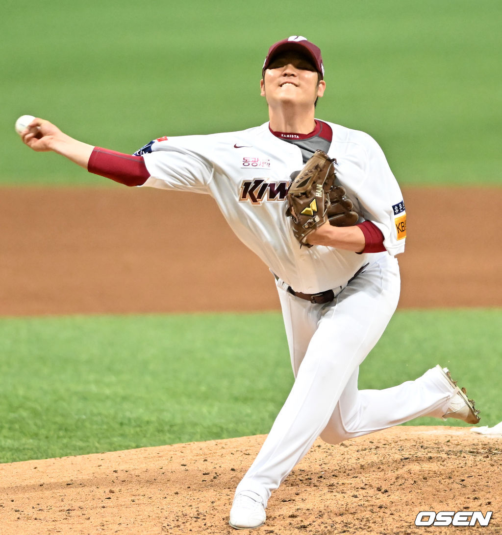 7회초 무사 주자 1루 SSG 최주환 타석에서 마운드에 오른 키움 한현희가 힘차게 공을 뿌리고 있다. 2022.05.06 /rumi@osen.co.kr