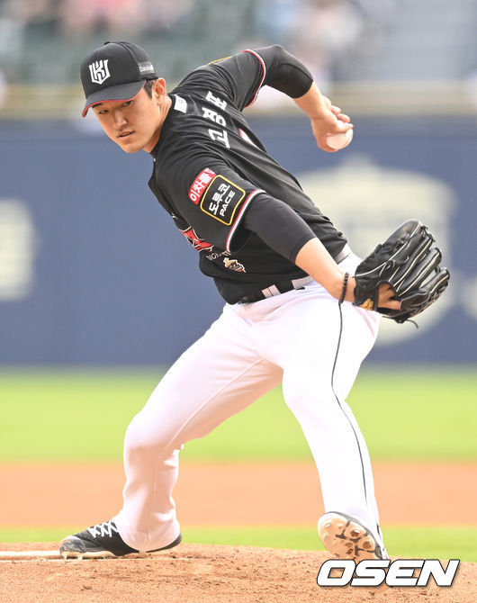 6일 오후 서울 잠실야구장에서 ‘2022 신한은행 SOL KBO 리그’ 두산 베어스와 KT위즈의 경기가 열렸다.1회말 KT 선발 고영표가 마운드에 올라 힘차게 공을 뿌리고 있다. 2022.05.06 /ksl0919@osen.co.kr