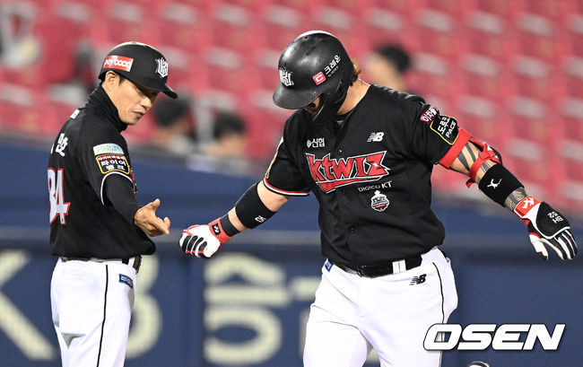 6일 오후 서울 잠실야구장에서 ‘2022 신한은행 SOL KBO 리그’ 두산 베어스와 KT위즈의 경기가 열렸다.6회초 무사 1루 KT 박병호가 격차벌리는 2점 홈런을 날린 뒤 최만호 코치와 기쁨을 나누고 있다. 2022.05.06 /ksl0919@osen.co.kr