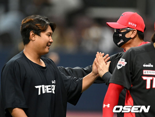 KIA 김종국 감독과 황대인(오른쪽)이 승리의 기쁨을 나누고 있다. 2022.04.22 /OSEN DB
