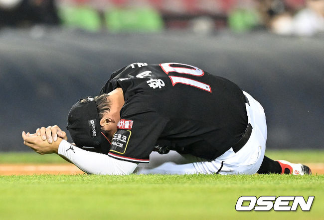 6일 오후 서울 잠실야구장에서 ‘2022 신한은행 SOL KBO 리그’ 두산 베어스와 KT위즈의 경기가 열렸다.6회말 KT 3루수 황재균이 두산 선두타자 안권수의 강습 타구에 손을 맞고 고통스러워하고 있다. 2022.05.06 /ksl0919@osen.co.kr
