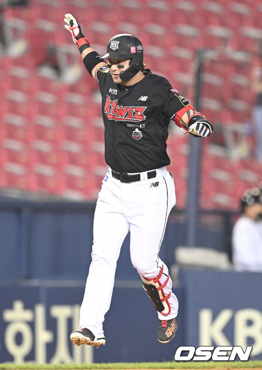 6일 오후 서울 잠실야구장에서 ‘2022 신한은행 SOL KBO 리그’ 두산 베어스와 KT위즈의 경기가 열렸다.6회초 무사 1루 KT 박병호가 격차벌리는 2점 홈런을 날린 뒤 그라운드를 돌고 있다. 2022.05.06 /ksl0919@osen.co.kr