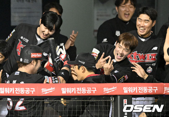 6일 오후 서울 잠실야구장에서 ‘2022 신한은행 SOL KBO 리그’ 두산 베어스와 KT위즈의 경기가 열렸다.6회초 1사 KT 박병호가 격차벌리는 2점 홈런을 날린 뒤 더그아웃에서 동료 선수들과 기쁨을 나누고 있다. 2022.05.06 /ksl0919@osen.co.kr