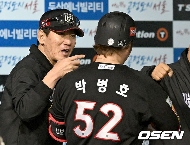 6일 오후 서울 잠실야구장에서 ‘2022 신한은행 SOL KBO 리그’ 두산 베어스와 KT위즈의 경기가 열렸다.8회초 KT 선두타자 박병호가 솔로 홈런을 날린 뒤 더그아웃에서 이강철 감독과 하이파이브를 하고 있다. 2022.05.06 /ksl0919@osen.co.kr