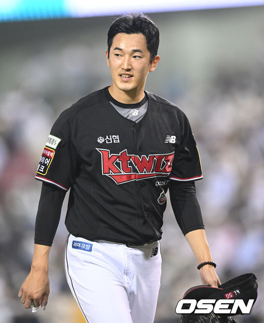 6일 오후 서울 잠실야구장에서 ‘2022 신한은행 SOL KBO 리그’ 두산 베어스와 KT위즈의 경기가 열렸다.8회말 종료 후 KT 선발 고영표가 더그아웃으로 이동하고 있다. 2022.05.06 /ksl0919@osen.co.kr