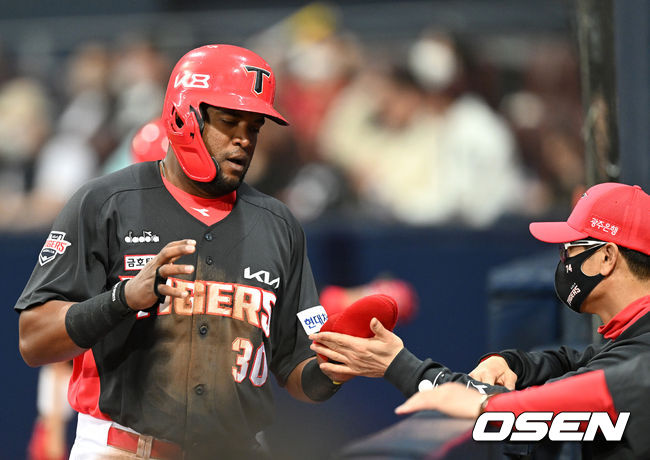 득점에 성공한 KIA 소크라테스가 김종국 감독과 인사를 나누고 있다./OSEN DB