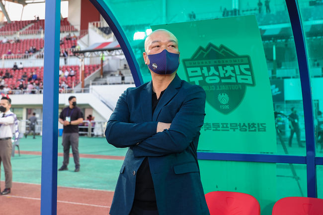 [사진] 김태완 감독 / 김천상무 제공.