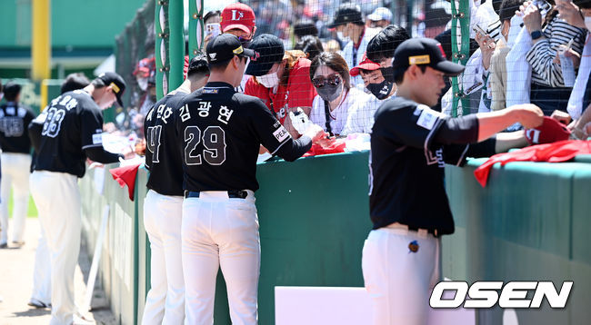 5일 오후 인천 SSG랜더스필드에서 ‘2022 신한은행 SOL KBO리그’ SSG 랜더스와 한화 이글스의 경기가 열렸다.경기 전 SSG 선수들이 야구팬들에게 사인을 해주고 있다. 2022.05.05 /rumi@osen.co.kr