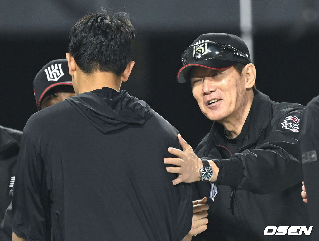 승리가 확정된 순간 KT 이강철 감독, 고영표가 기쁨을 나누고 있다. 2022.05.06 /ksl0919@osen.co.kr