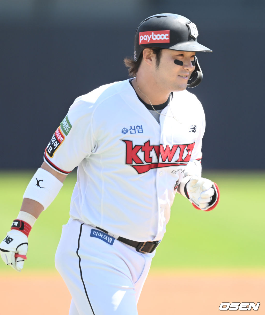1회말 무사 만루 KT 박병호가 선취 만루홈런을 날린 뒤 그라운드를 돌고 있다. 2022.05.05 /ksl0919@osen.co.kr