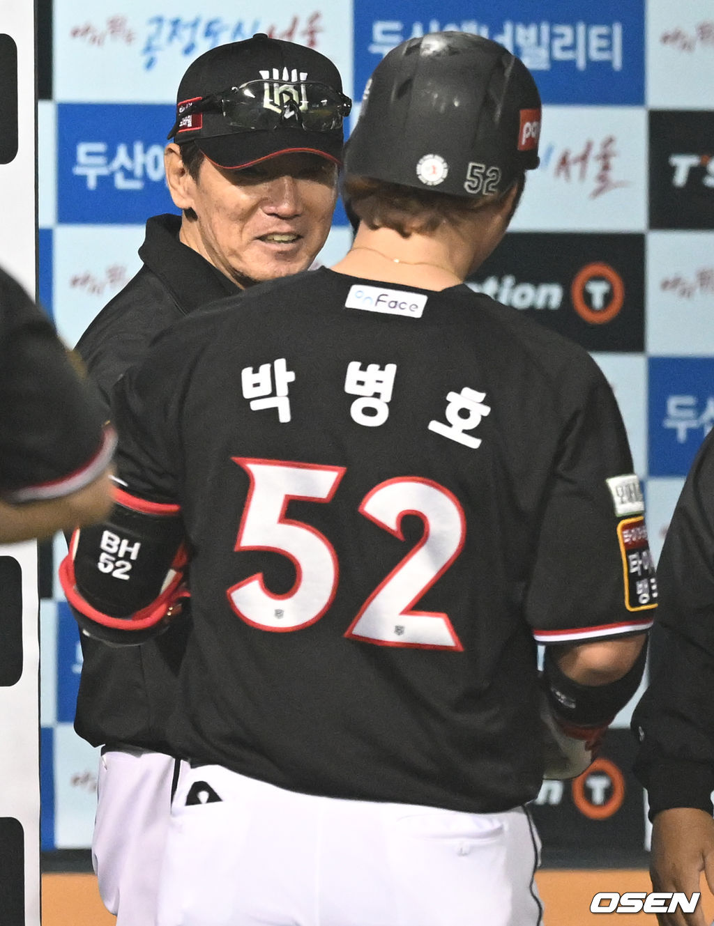 6회초 무사 1루 KT 박병호가 격차벌리는 2점 홈런을 날린 뒤 더그아웃에서 이강철 감독과 기쁨을 나누고 있다. 2022.05.06 /ksl0919@osen.co.kr