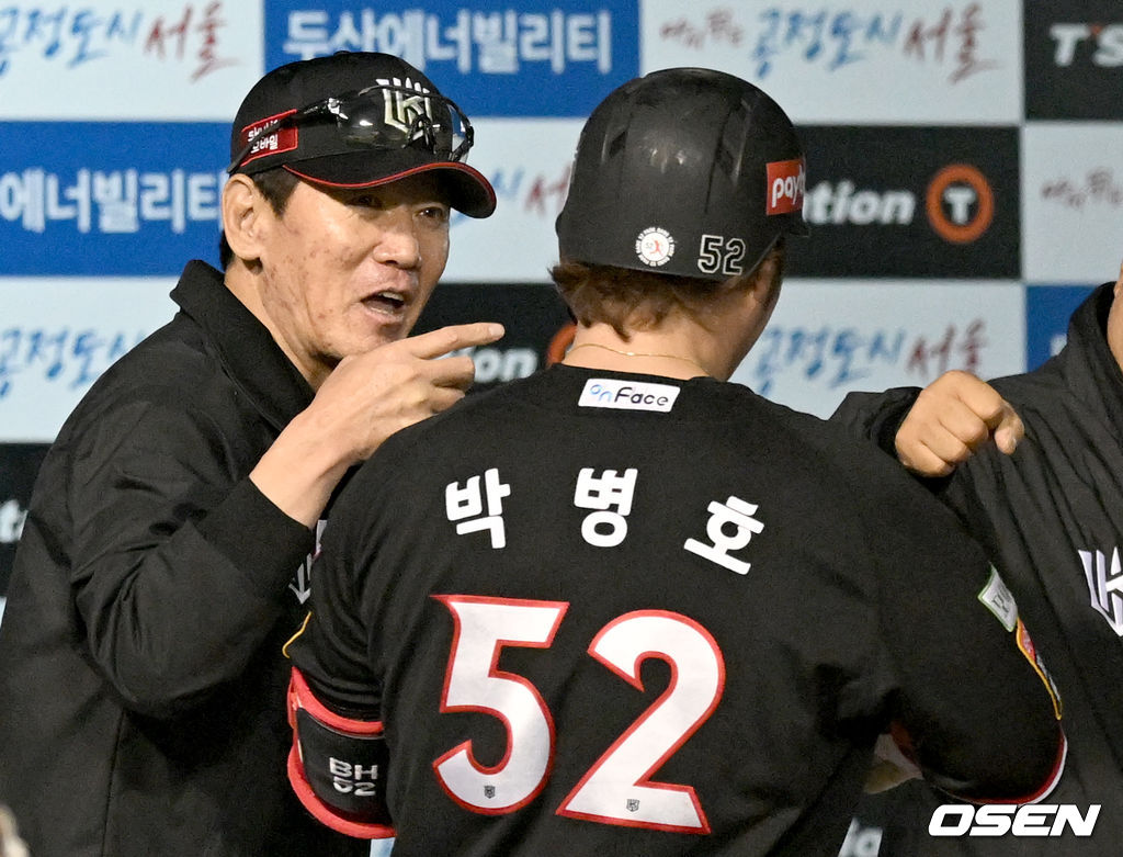 8회초 KT 선두타자 박병호가 솔로 홈런을 날린 뒤 더그아웃에서 이강철 감독과 하이파이브를 하고 있다. 2022.05.06 /ksl0919@osen.co.kr