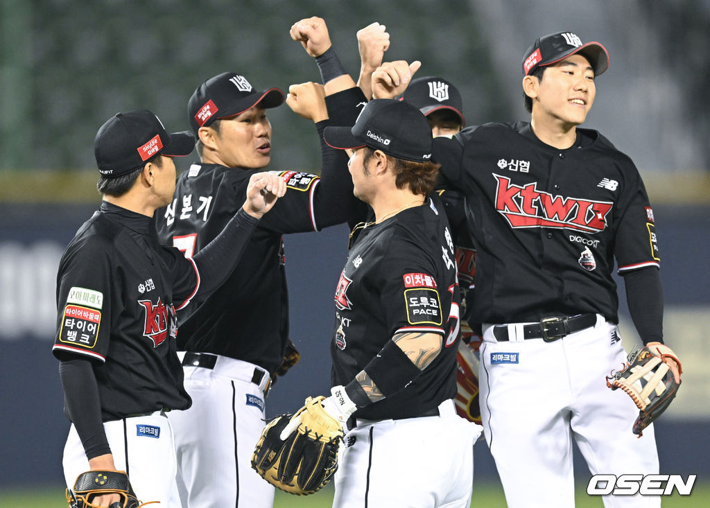 승리가 확정된 순간 KT 선수들이 기쁨을 나누고 있다. 2022.05.06 /ksl0919@osen.co.kr