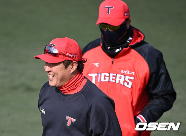 KIA 최형우가 김종국 감독과 이야기를 나누며 웃고 있다. /OSEN DB