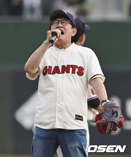 개그맨 이경규가 시구 전 롯데 한국시리즈에 진출을 기원하며 화이팅을 외치고 있다. 2022.05.07 / foto0307@osen.co.kr