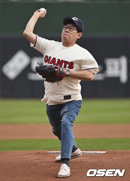 개그맨 이경규가 시구를 하고 있다. 2022.05.07 / foto0307@osen.co.kr