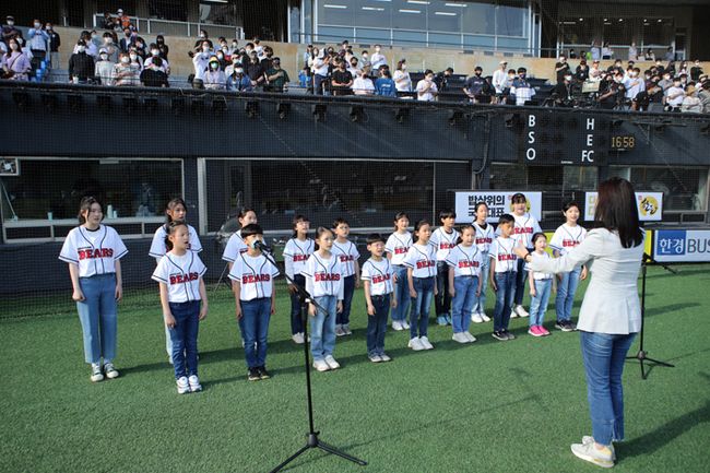 두산 베어스가 7일 잠실야구장에서 열린 KT 위즈와 홈경기에 ‘이스턴 합창단’을 초대해 경기 전 애국가 제창 공연을 진행했다.  / 두산 제공